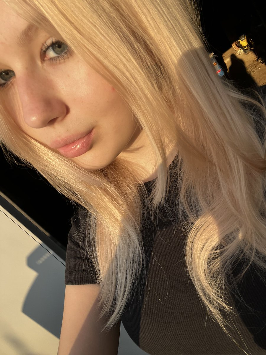 God2973's tweet photo. на кого я похожа? https://t.co/RlLfDEH9L5