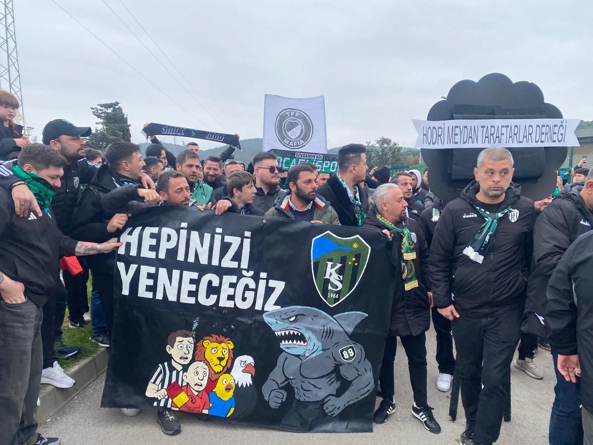 SenegalHM89's tweet photo. Kocaelispor teknik ekibi ve oyuncuları soyunma odasına gitti ve tepkisi dünya gündemine girdi.

Kocaelispor yöneticisi sert tepki gösterdi aylarca hak mahrumiyeti aldı. Kulüp cezalar yedi.

Kocaelispor tribünü hakkını savundu Riva’ya TFF binasına yürüdü. Tepkisini en sert şekilde gösterdi.

Biz bu harami düzene en büyük başkaldıranlardanız. Sizin o bir şeyler ortaya çıkınca dümenden tepkilerinizden ayırın.

Susmayanların kulübü Kocaelispor.