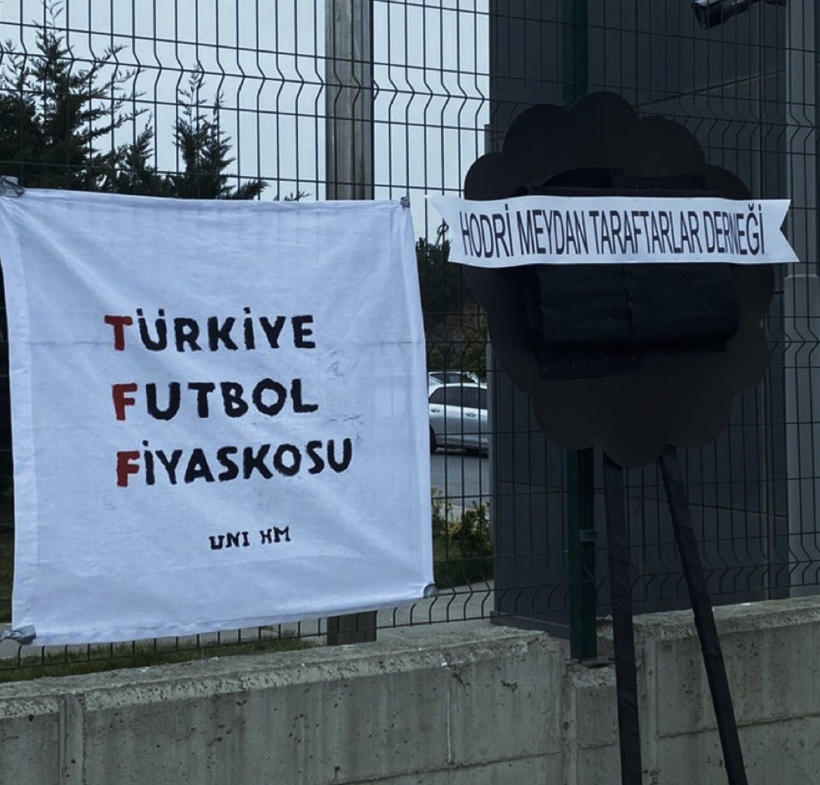 SenegalHM89's tweet photo. Kocaelispor teknik ekibi ve oyuncuları soyunma odasına gitti ve tepkisi dünya gündemine girdi.

Kocaelispor yöneticisi sert tepki gösterdi aylarca hak mahrumiyeti aldı. Kulüp cezalar yedi.

Kocaelispor tribünü hakkını savundu Riva’ya TFF binasına yürüdü. Tepkisini en sert şekilde gösterdi.

Biz bu harami düzene en büyük başkaldıranlardanız. Sizin o bir şeyler ortaya çıkınca dümenden tepkilerinizden ayırın.

Susmayanların kulübü Kocaelispor.