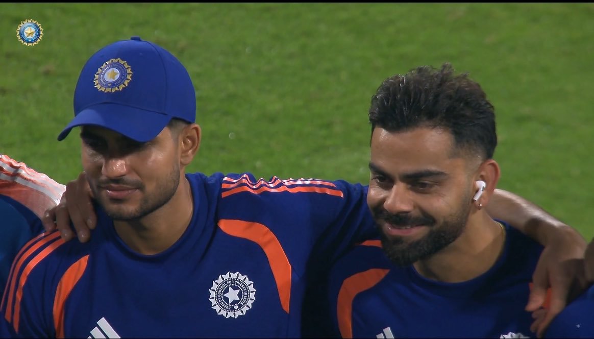 AVI__VK_18's tweet photo. VIRAT KOHLI &amp; SHUBMAN GILL TOGETHER IN CELEBRATION TIME. ❤️

- The bond of King &amp; Prince..!!! https://t.co/TI9AaAhB0P