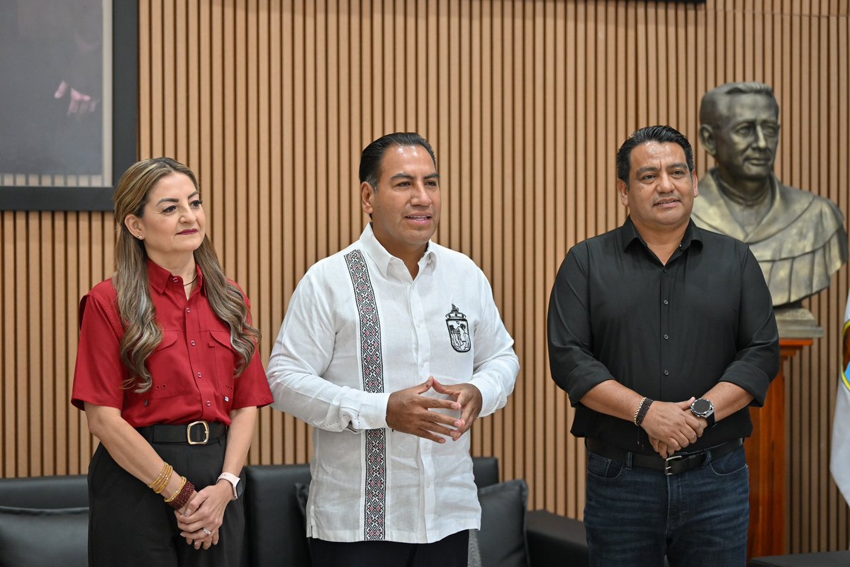 ramirezlalo_'s tweet photo. Mi reconocimiento y agradecimiento a Dulce Rodríguez Ovando y Jovani Salazar, dos grandes compañeros que han servido a Chiapas con compromiso, capacidad y convicción.
Dulce, desde la Secretaría General de Gobierno y Mediación, realizó un trabajo fundamental privilegiando siempre el diálogo, la gobernabilidad y la atención cercana al pueblo.
Jovani, al frente de la Agencia Digital Tecnológica del Estado, aportó su talento y capacidad para avanzar en la modernización y transformación tecnológica de nuestro gobierno.
Hoy cierran un ciclo en el Gobierno del Estado para iniciar una nueva etapa: Dulce buscará la Coordinación del Distrito 6 y Jovani la del Distrito 9 de la Cuarta Transformación.
Se van dejando trabajo, resultados y, sobre todo, la satisfacción de haber servido con entrega a Chiapas.
Gracias por todo lo que aportaron a esta Nueva ERA. Les deseo mucho éxito en esta nueva etapa. ¡Un abrazo, compañeros!