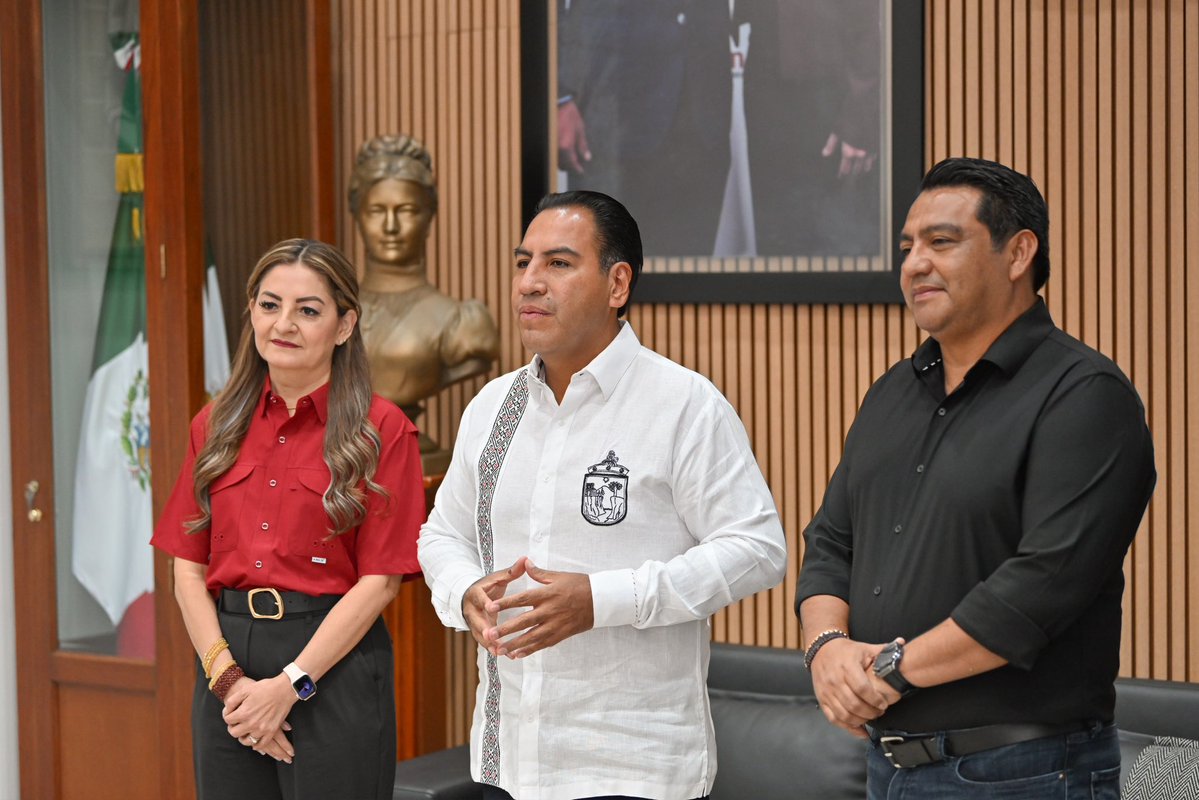 ramirezlalo_'s tweet photo. Mi reconocimiento y agradecimiento a Dulce Rodríguez Ovando y Jovani Salazar, dos grandes compañeros que han servido a Chiapas con compromiso, capacidad y convicción.
Dulce, desde la Secretaría General de Gobierno y Mediación, realizó un trabajo fundamental privilegiando siempre el diálogo, la gobernabilidad y la atención cercana al pueblo.
Jovani, al frente de la Agencia Digital Tecnológica del Estado, aportó su talento y capacidad para avanzar en la modernización y transformación tecnológica de nuestro gobierno.
Hoy cierran un ciclo en el Gobierno del Estado para iniciar una nueva etapa: Dulce buscará la Coordinación del Distrito 6 y Jovani la del Distrito 9 de la Cuarta Transformación.
Se van dejando trabajo, resultados y, sobre todo, la satisfacción de haber servido con entrega a Chiapas.
Gracias por todo lo que aportaron a esta Nueva ERA. Les deseo mucho éxito en esta nueva etapa. ¡Un abrazo, compañeros!
