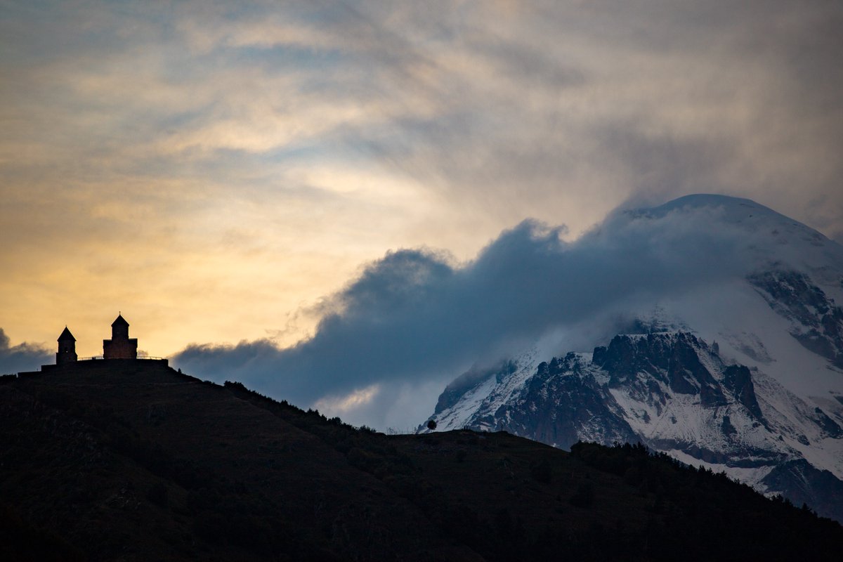 jrambaud's tweet photo. Una tarde frente al #monte #Kazbek 5047m Vertiente de #Georgia ( nombre georgiano Mqinvartsveri , montaña blanca o de hielo ). Mitología e historia se funden ahí. Es también la cima más alta de loa República Osetia del Norte, Rusia ( cara norte ). #mountains https://t.co/QjHjBSkalM