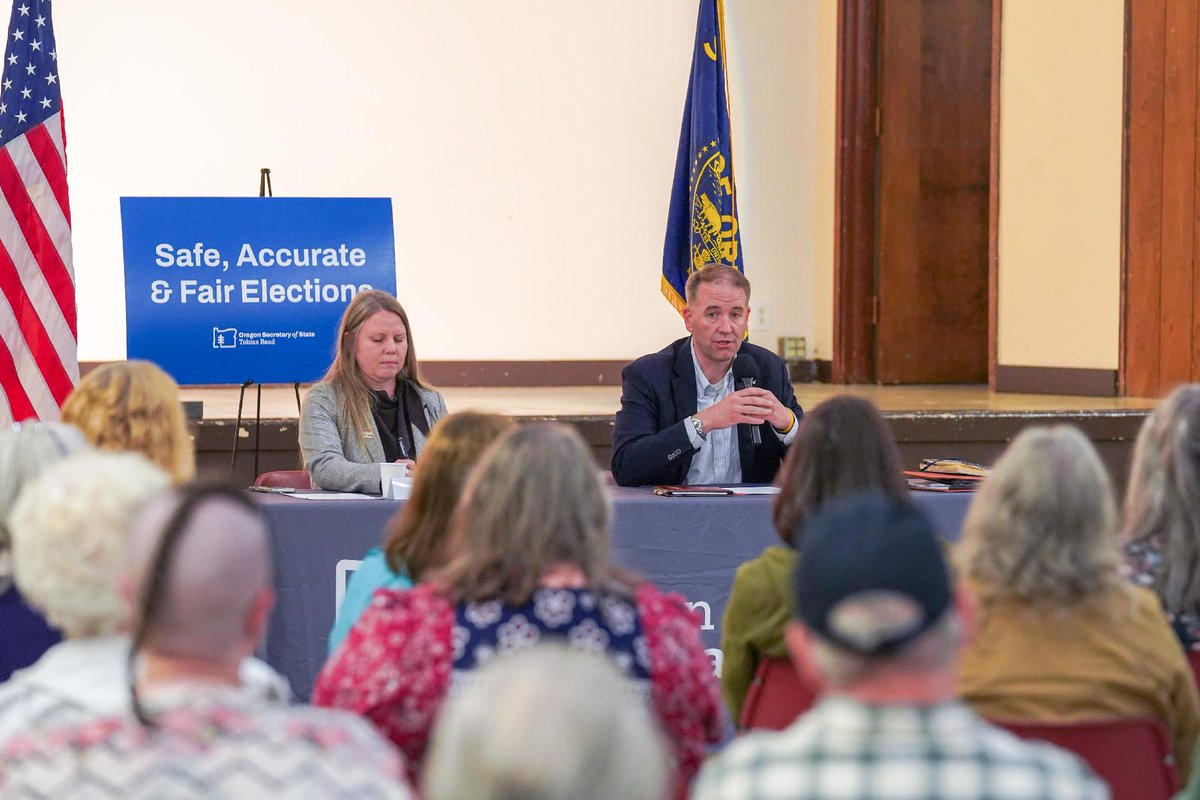 ORSecretaryRead's tweet photo. North Bend, thank you for showing up and asking some great questions. Thanks to the League of Women Voters of Coos Bay for organizing and Coos County Clerk Julie Brecke for bringing everyone together and helping us to explain how #OregonElections work. 
#OregonVotes  #OrPol https://t.co/8oMLVIeDA0