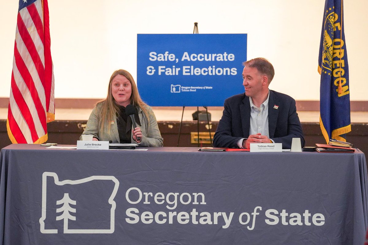ORSecretaryRead's tweet photo. North Bend, thank you for showing up and asking some great questions. Thanks to the League of Women Voters of Coos Bay for organizing and Coos County Clerk Julie Brecke for bringing everyone together and helping us to explain how #OregonElections work. 
#OregonVotes  #OrPol https://t.co/8oMLVIeDA0