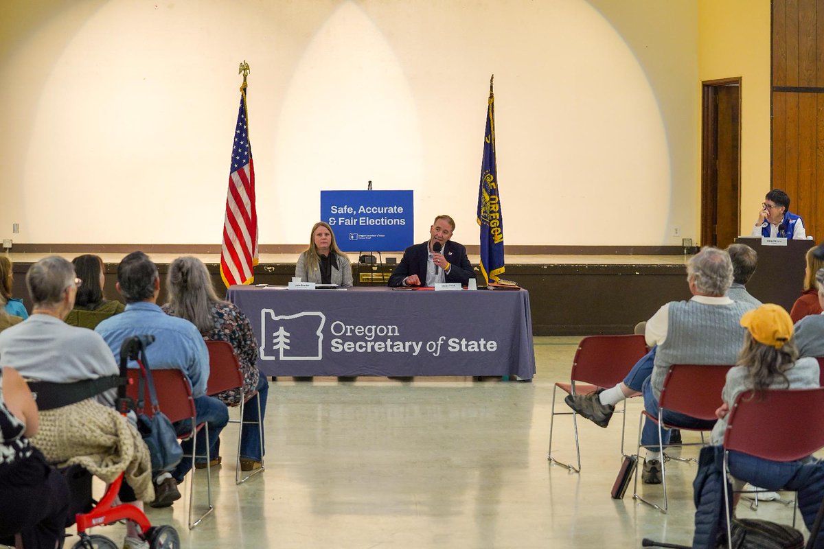 ORSecretaryRead's tweet photo. North Bend, thank you for showing up and asking some great questions. Thanks to the League of Women Voters of Coos Bay for organizing and Coos County Clerk Julie Brecke for bringing everyone together and helping us to explain how #OregonElections work. 
#OregonVotes  #OrPol https://t.co/8oMLVIeDA0