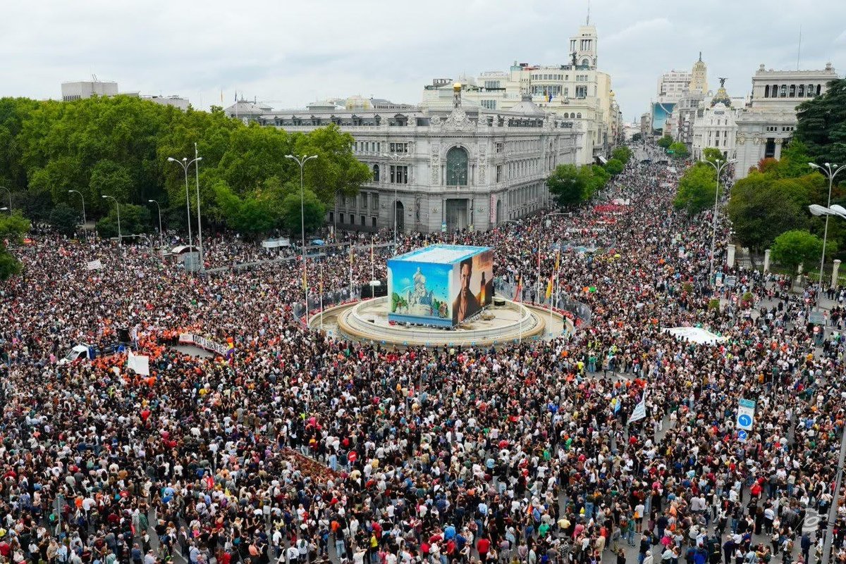 Gil_JavierGil's tweet photo. Lo de hoy ha sido impresionante.

Medio millón de personas en Madrid a favor de una huelga general por la vivienda.

Estamos viviendo un momento histórico y no podemos imaginar hasta qué punto este país va a cambiar gracias a las movilizaciones.

Siguiente parada: huelga general. https://t.co/4ob6PgxdGw