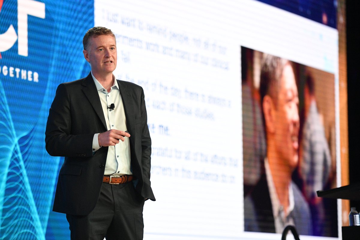 PCFnews's tweet photo. At the Dr. Felix Feng Legacy Lecture at #PCFRetreat26, Joshua Lang, MD, shares “50 Lessons in Life, Leadership, and Science that Matters,” honoring Dr. Feng’s legacy while inspiring the next generation of physician-scientists.
#ScientificRetreat https://t.co/a3tAu4mksl