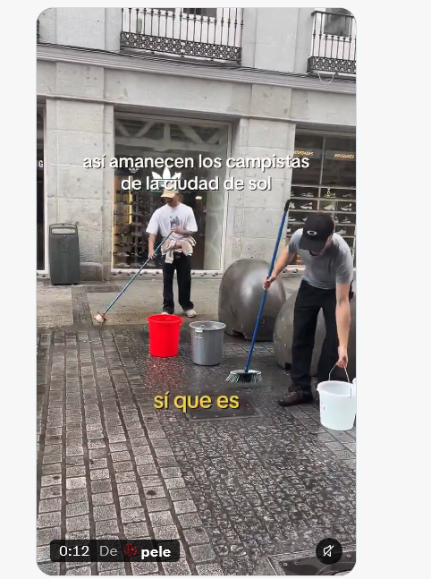 SRGOGOL's tweet photo. 1) La Puerta del Sol de los acampados. 2) Cualquier otro rincón del Madrid de Almeida. https://t.co/poj4925Bit