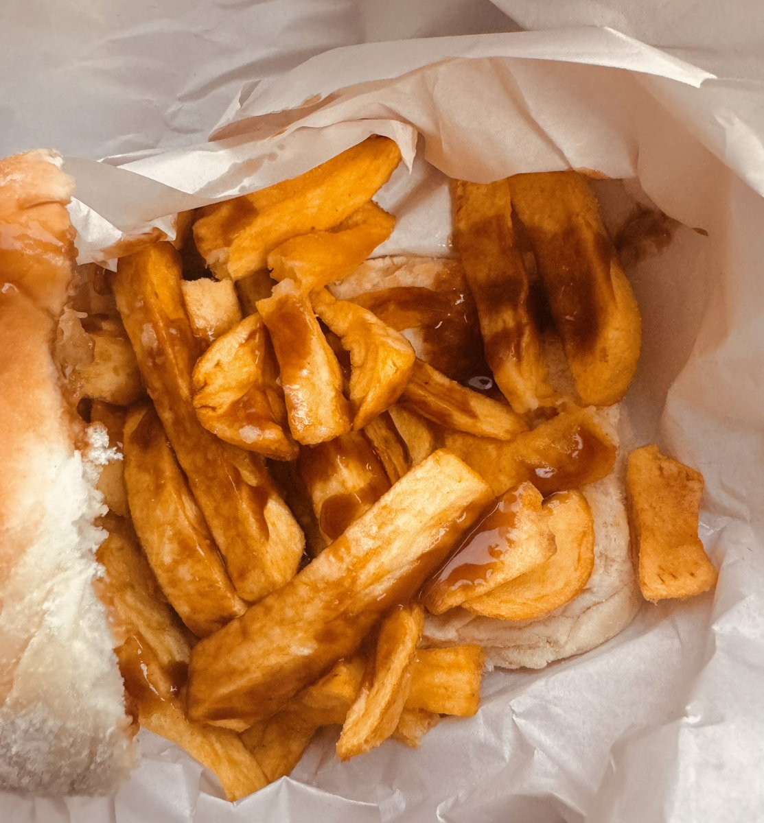 JamesMelville's tweet photo. Dinner of champions. Chip butty from the Central Cafe chippy in Cupar. They do the best chips in Scotland. 🏴󠁧󠁢󠁳󠁣󠁴󠁿 https://t.co/jmL1lp5QYI