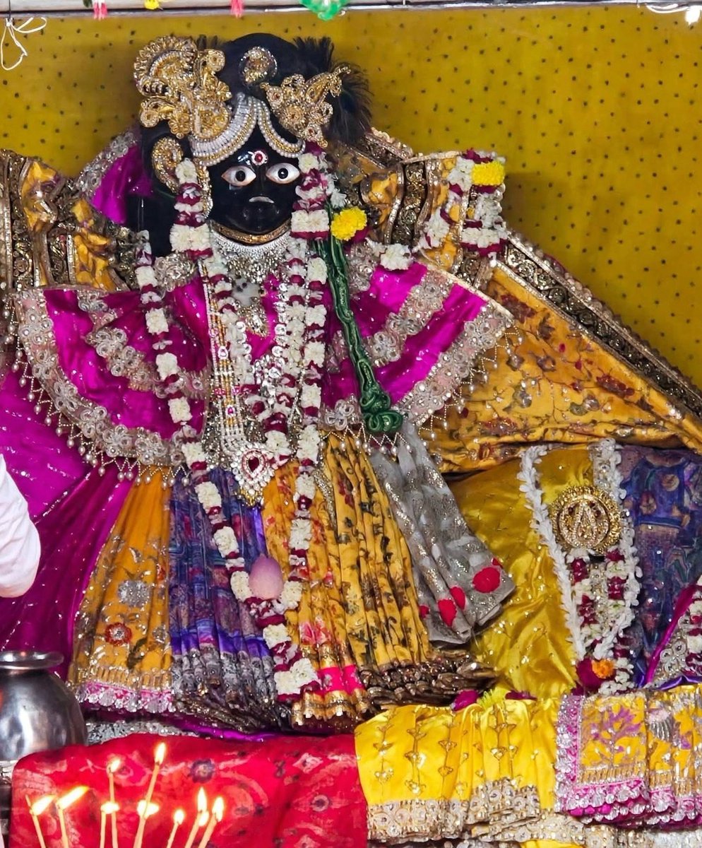 GitaInspire's tweet photo. ठाकुर श्री बांके बिहारी लाल जू 🦚 https://t.co/DOI95CCOL5