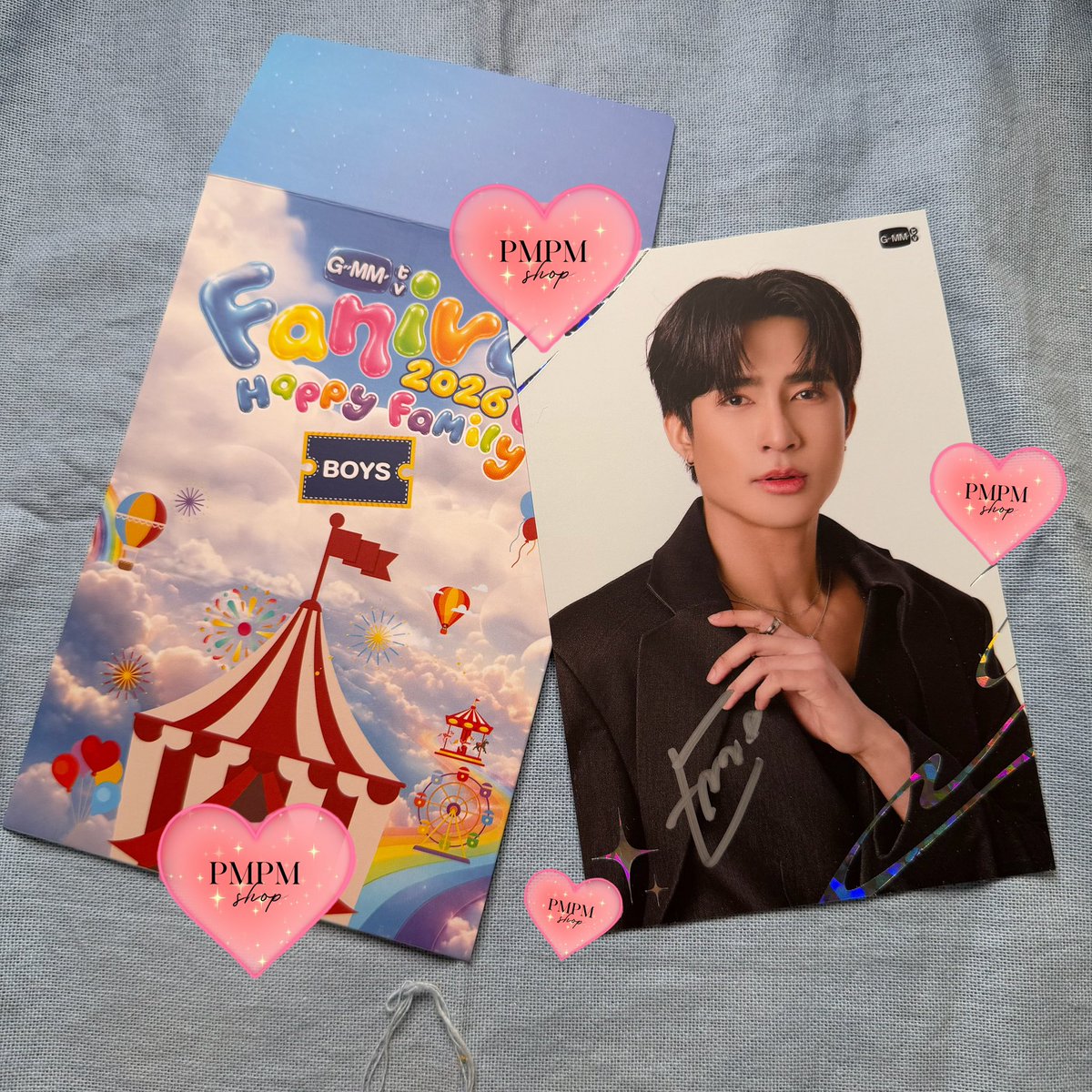 PmPmtingGmm's tweet photo. GMMTV  Fanival 2026 ‘Photo Cards’ 

Earth มีลายเซ็นสด 
ราคา  550  (ส่งฟรีไปรษณีย์ไทย) 

สนใจ DM 

#GMMTVFANIVAL2026HappyFamily 
#ตลาดนัดgmmtv https://t.co/59kbDGyUNW