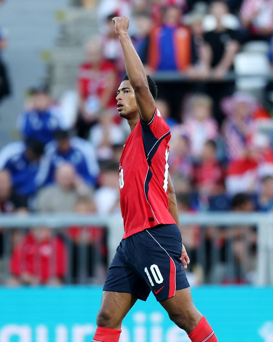StatmanDave's tweet photo. Jude Bellingham’s game by numbers vs. Croatia:

87% pass accuracy 
16 passes into the final third 
8 chances created
6 attempted take-ons
4 successful take-ons
4 big chances created 
3 fouls won
3 assists 
1 goal 

😳😳😳 https://t.co/zcSAbyJ1QU