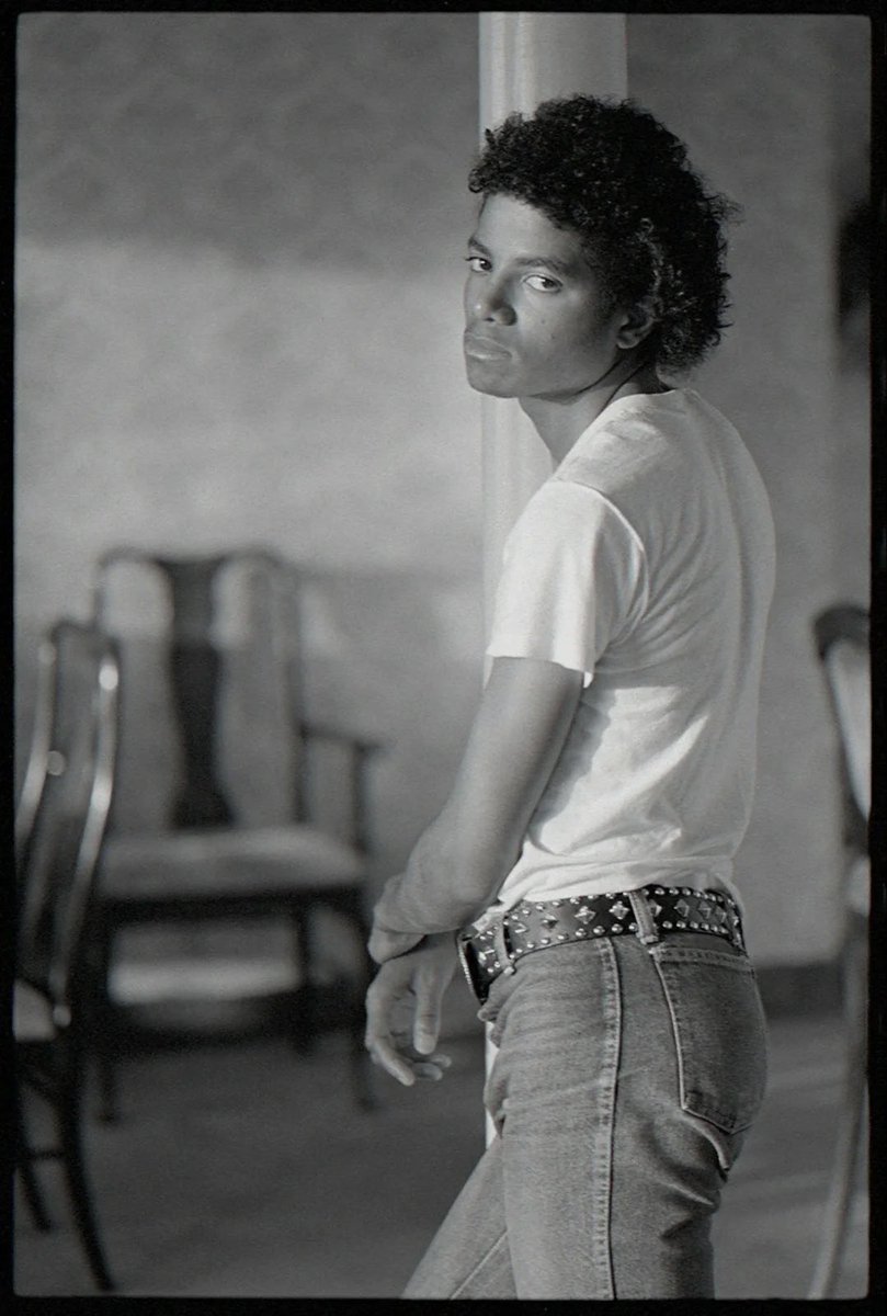 Butterflylamb13's tweet photo. “Wear a white t shirt and jeans if you know your the greatest singer of all time-“

Their shady asses: https://t.co/Zx4FyGfFot