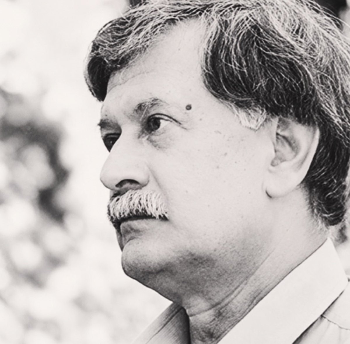 Adorno_Persian's tweet photo. خود را جا می‌گذارد
تا هیچکس نفهمد
که رفته است…

- عمران صلاحی

اولین‌بار چماقداران بُت اعظم و عربده‌کشان حکومت در اعتراض به طنزی که او در ستون “آقای شکرچیان” در ماهنامه‌ی دنیای سخن نوشت، به خیابان آمدند و با شکستن شیشه‌های دفتر مجله و تهدید به آتش زدن او و ساختمان نشریه، اعلام حضور کردند.

در دَم شکایت قضایی به جُرم توهین به “حضرت آدم و حوا” علیه عمران صلاحی اعلام شد!

خودش بعدها در جایی گفت؛
از زیبایی زندگی ما ایرانیان در این دوره‌ی “درخشان” تاریخ معاصر، این است که هیچ طنزنویسی هرگز نمی‌تواند این حد از خلاقیت را تصور کند.

و همین شد سوژه‌ی طنزی که کمی بعد در همان‌جا نوشت، وقتی که مسئولان اعلام کردند استفاده از کلمه‌ی “پستان” در متون پزشکی و بیمارستان‌ها ممنوع است.

صلاحی پیشنهاد داد از واژه‌ی سینه استفاده شود و بلافاصله نوشت که البته “سینه” دقت لازم را ندارد، زیرا آقایان هم در داشتن آن با خانم‌ها مشترکند.

بعد پیشنهاد داد که کلمه‌ی “قفسهٔ صدریه” را به‌کار ببریم، و تاکید کرد هر چند ممکن است بچه بترسد و شیر نخورد،
اما بجایش به ذوق و لطافت روحی آن برادر و‌ مسئول محترم توجه کنیم که با کلمه‌ی “سرطان پستان” تحریک می‌شود!

از همین‌رو بود که سرود:

نمی‌دانیم
اگر عبور کنیم
وارد شده‌ایم
یا خارج

نمی‌دانیم
اگر گام برداریم
دور شده‌ایم
یا نزدیک

ایستاده‌ایم حیران
نمی‌دانیم بخندیم
یا گریه کنیم.

وقتی قرار شد مجموعه‌ای از طنزهایش را منتشر کند، نه فقط به تیغ سانسور مسئولان “ارشاد” گرفتار شد، که بابت عضویتش در کانون نویسندگان ایران، در کنار بسیاری دیگر از همکارانش، زیر ضرب رفت.

در دوره‌ای که ماشین سرکوب گماشتگان بُت اعظم به کمتر از ربودن و کشتن دوستان شاعر و نویسنده‌اش رضایت نمی‌داد، سروده بود:

هراسان و تنها در تاریکی
جامه از مردگان می‌رباییم
و زندگان را در خاک می‌کنیم…

کجاست
ستاره‌ی روزنه‌ای که ما را برهاند
ازین غار سیاه.

شاعری بود که به ما آموخت چگونه می‌توان از طنز بُرنده‌ترین نگاه و دقیق‌ترین سلاح نقد را ساخت و با طنز بدیع و شاخص خود، که به کمترین لودگی و حقارت تن نمی‌داد،
به ما از دهشت پیش‌روی این خاک خسته از استبداد گفت؛
از مردمانی که «وصله‌هایشان لباسی داشت»

و در اوج دوران “شکوهمند سازندگی” و “ام‌القرای جهان اسلام” شدن، از دولت درخواست کرد که آقایان خودشان نرخ رشوه را تعیین کند.

نوشت:

«صحبت از رشوه و رشوه‌خواری بود. دوست آقا حشمت گفت چند وقت پیش کارم در یکی از ادارات گیر کرده بود.

گفتند با یک دسته اسکناس کارت راه می‌افتد. یک دسته اسکناس پنج هزار تومنی فراهم کردم و رفتم به اداره مربوطه دو تا از اسکناس‌ها را گذاشتم توی جیبم که برای برگشت، پول تاکسی داشته باشم.

در اداره پول را گذاشتم روی میز طرف مربوطه معمولا این جور پول‌ها را نمی‌شمارند و همان طور می‌اندازند توی کشو.
اما طرف پول را جلوی چشم خودم شمرد و گفت دویست تومنش کم است تا خواستم حرفی بزنم گفت:

همین شما دزدها باعث شده‌اید که مملکت به این روز بیفتد.

آقای حشمت گفت بهتر نیست خود دولت نرخ تعیین کند، تا ما این همه به خودمان نپیچیم و توی رودربایستی گیر نکنیم و بدانیم چقدر باید بپردازیم»

او که می‌گفت؛ می‌توان با چشم‌های بسته هم دید، اگر که عاشق باشی،

و برای جوانان وطنش سرود:

اگر از من کسی سؤال کند
چه کسی می‌تواند
از آتش بدمد روح آب را در خاک
من شما را مثال خواهم زد

اگر از من کسی سؤال کند
چه کسی می‌تواند
از دل آب شعله بخشد به سینه‌ی افلاک
من شما را مثال خواهم زد

در مصاحبه‌ای گفت، در کشور عجیبی زندگی می‌کنیم؛

از یک‌سو حکومت در توهم سرکوب روحیه‌ی طنزپردازی مردم است در حالی‌که « بزرگترین دستگاه‌های دنيا هم نمی‌شود جلوی طنز را گرفت»

و از دیگر سو هیچ طنزنویسی به گرد پای مردم کوچه و بازار نمی‌رسد که «طنز کوچه و بازار بیداد می‌کند و به صغیر و کبیر هم رحم نمی‌کند»

عمران صلاحی خودش در همان ۵۹ سالی که زیست، ترکیب همین نگاه بود؛
دیدن تلخی‌ها و فرو نگذاشتن جانب امید.

همین بود که پیش از مرگ سرود:

در هر سنگی انسانی
به خواب رفته است
در هر انسانی آوازی…

- و حالا ۲۰ سال گذشت از روزی که ما را به تن ترک کرد و به نام جاودان شد!