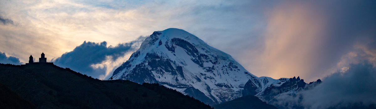 jrambaud's tweet photo. Una tarde frente al #monte #Kazbek 5047m Vertiente de #Georgia ( nombre georgiano Mqinvartsveri , montaña blanca o de hielo ). Mitología e historia se funden ahí. Es también la cima más alta de loa República Osetia del Norte, Rusia ( cara norte ). #mountains https://t.co/QjHjBSkalM