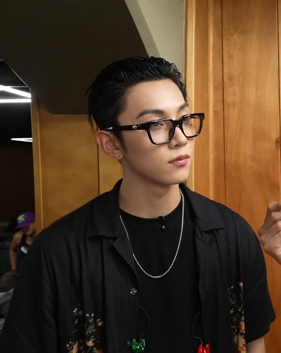 overdosay's tweet photo. ใครจะใส่แว่นแล้วหล่อได้เท่านางอีกวะ หาไม่ได้แล้วค่ะบนโลกนี้ไม่มีอีกแล้วคิมรยุลดีที่สุดค่ะ 🧎‍♀️🧎‍♀️🧎‍♀️ ฮือ หล่อชะมัด แมร่ง ขี้โกง กุที่บ้าผู้ชายอีกแล้ว คิ้วหนา แว่นดำ ผิวแทย สลิคแบค ( พ่วงคอมโบผมบลอนด์ ) กรุไม่ตายก็ให้มันรู้ไปอะ 😭😭😭🙏🏻💕 พอ ได้ แล้ว ยัง https://t.co/PrzOe8uiFj