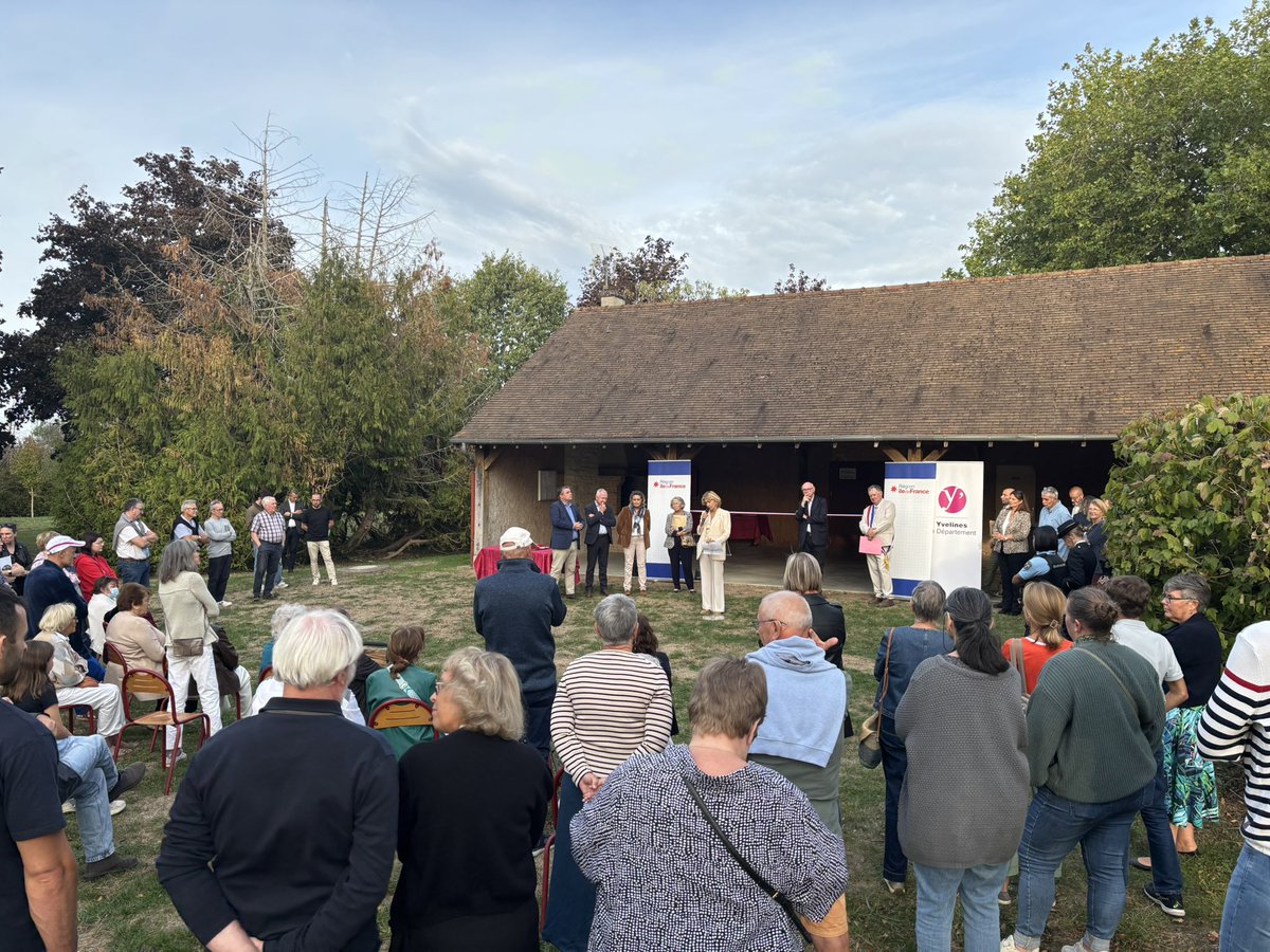 EPYvelines's tweet photo. Boissets restaure son patrimoine et réinvente son cadre de vie !

Josette Jean et @PStefanini78 ont inauguré, aux côtés des élus et des habitants, la mairie restaurée, la salle communale rénovée et le parc du Douaire nouvellement aménagé de Boissets.

Soutenues dans le cadre du Contrat rural, ces réalisations témoignent de l’engagement concret du #Département aux côtés des communes dans la mise en œuvre de leurs projets .

Autant d’investissements qui répondent directement aux besoins et à la qualité de vie des habitants.

#Boissets #ContratRural #Inauguration #Yvelines #VieCommunale #Patrimoine #ParcDuDouaire