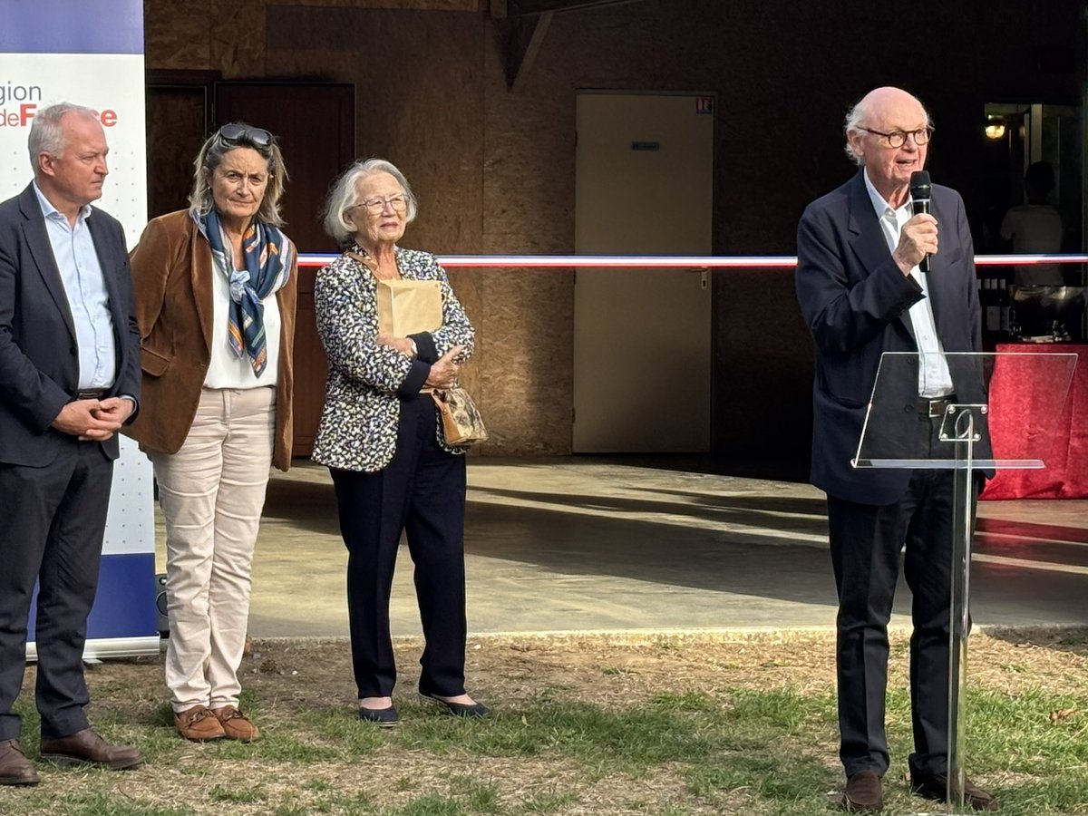 EPYvelines's tweet photo. Boissets restaure son patrimoine et réinvente son cadre de vie !

Josette Jean et @PStefanini78 ont inauguré, aux côtés des élus et des habitants, la mairie restaurée, la salle communale rénovée et le parc du Douaire nouvellement aménagé de Boissets.

Soutenues dans le cadre du Contrat rural, ces réalisations témoignent de l’engagement concret du #Département aux côtés des communes dans la mise en œuvre de leurs projets .

Autant d’investissements qui répondent directement aux besoins et à la qualité de vie des habitants.

#Boissets #ContratRural #Inauguration #Yvelines #VieCommunale #Patrimoine #ParcDuDouaire