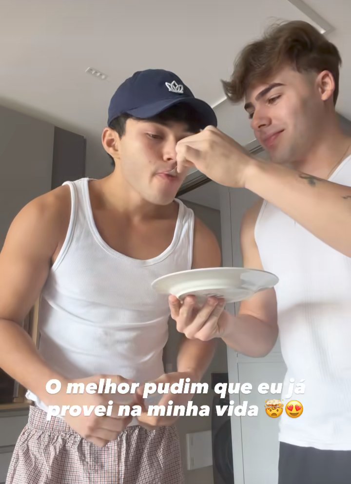 Minos17537661's tweet photo. Sempre os detalhes 🥹🥹 o sorriso do Caio, a comida na boca, o toque físico do Luan alisando o marido, eles combinando 🤍 https://t.co/nKSL4OmiGo