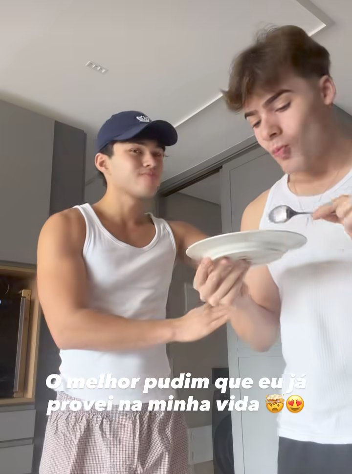 Minos17537661's tweet photo. Sempre os detalhes 🥹🥹 o sorriso do Caio, a comida na boca, o toque físico do Luan alisando o marido, eles combinando 🤍 https://t.co/nKSL4OmiGo