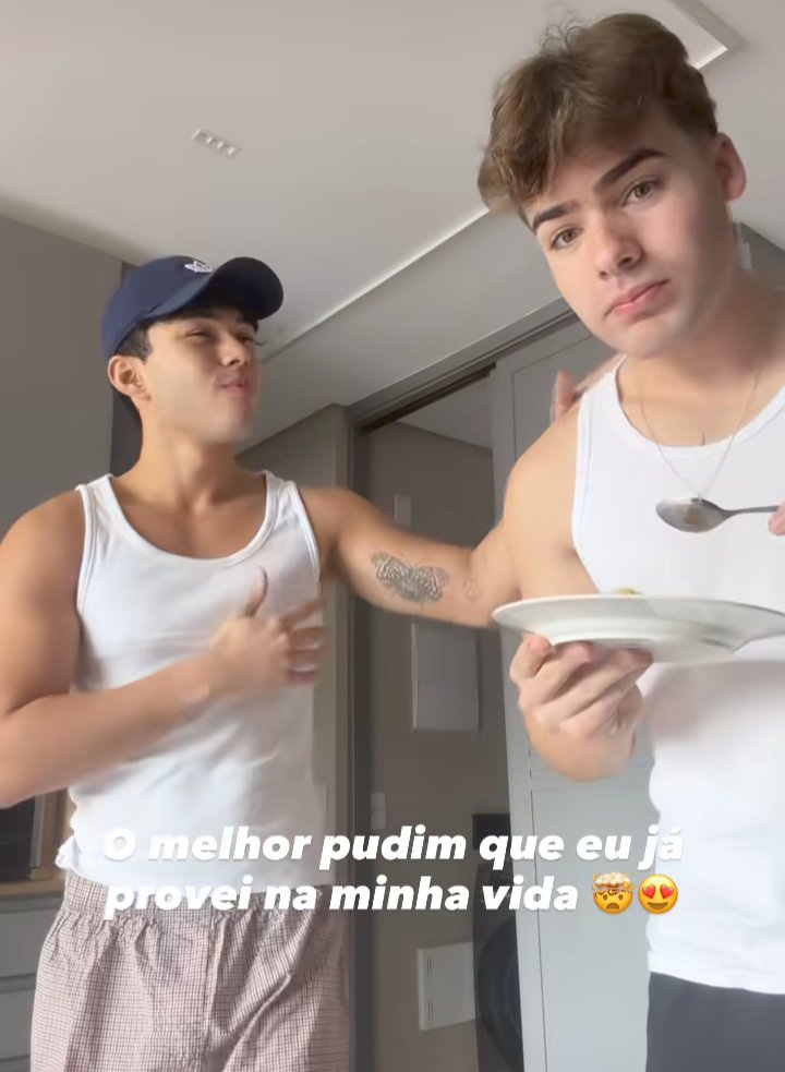 Minos17537661's tweet photo. Sempre os detalhes 🥹🥹 o sorriso do Caio, a comida na boca, o toque físico do Luan alisando o marido, eles combinando 🤍 https://t.co/nKSL4OmiGo