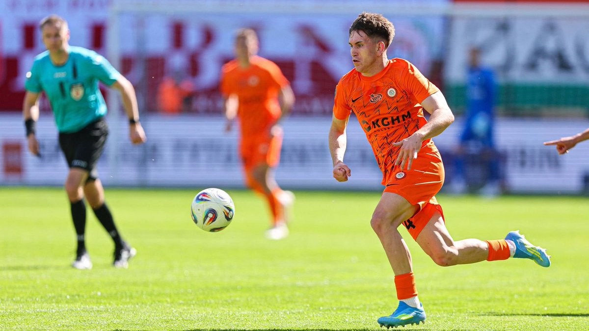 BVBdaMassa09's tweet photo. 📰RNBVB: O Borussia Dortmund está considerando fazer um esforço para contratar Marcel Regula antes da janela de transferências de inverno. O jogador polonês é considerado uma promessa, podendo atuar como ala na direita e por trás dos atacantes.

📸DPApa https://t.co/kmVVtlIzPw