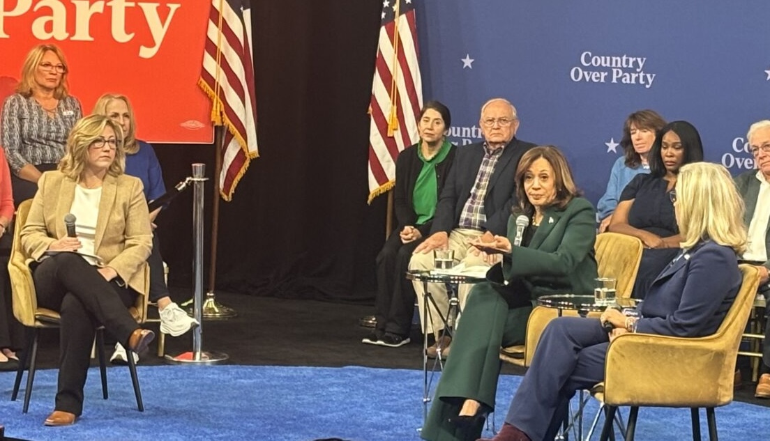 davidsirota's tweet photo. Here's @SarahLongwell25 convening a 2024 campaign event with Harris &amp; Cheney in Pennsylvania, a state where polling showed the Harris-Cheney alliance was a net-negative with independent swing voters.

Why would anyone now take Longwell's advice seriously? https://t.co/eahTudjdw9