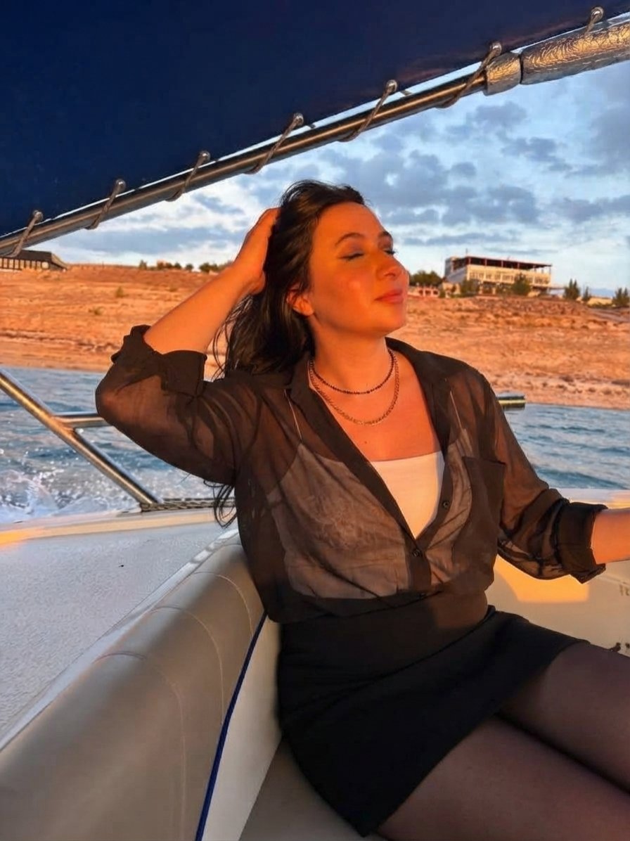 merwwweeee's tweet photo. Güneş yüzüme vurdu, deniz içimi susturdu; geriye sadece ben kaldım. https://t.co/vS2VT2Gbmv