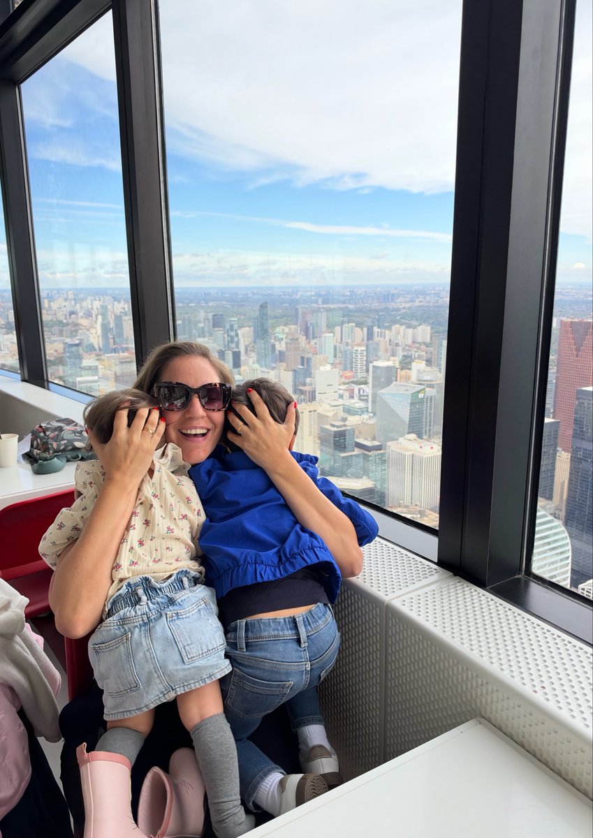 MariaToledoMT's tweet photo. Ayer fue un día tan increíble!!
Por la mañana visitamos #cntowertoronto y fue alucinante!!!!!

¿Os dan miedo las alturas?? A mí un poco… pero me subí… 😍 Ya puedo decir lo que se ve desde la torre de Toronto!! Jajaja!! TORONTO ENTERO!!!! 
#Toronto https://t.co/YHyR21RDam