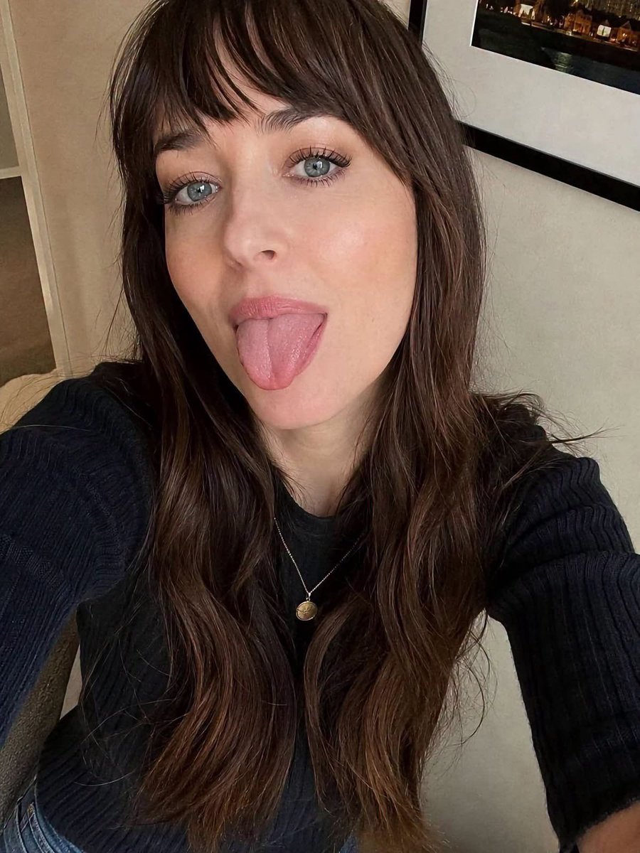 yslgirlx's tweet photo. Dakota Johnson https://t.co/2q5Iijbc45