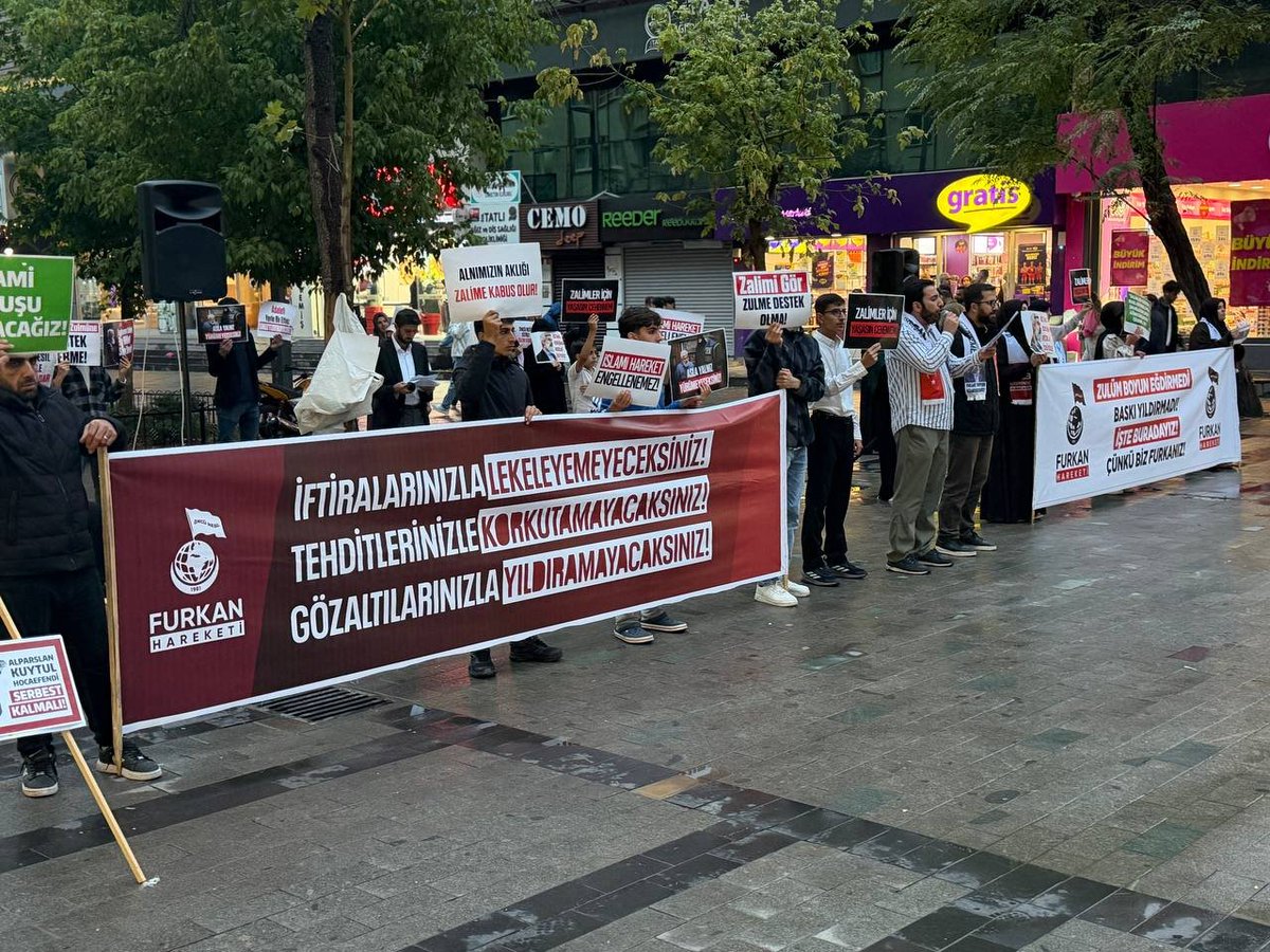 Berkann56's tweet photo. Furkan hareketi olarak tüm baskılara rağmen yolumuza devam ediyoruz. 

AsılSuçlular Yargılanmıyor
AlparslanHocaya Ozgürlük 
ZulmeKarşı Meydanlardayız
Kardeşlerimizi SerbestBırakın https://t.co/QPTPAPUZI1