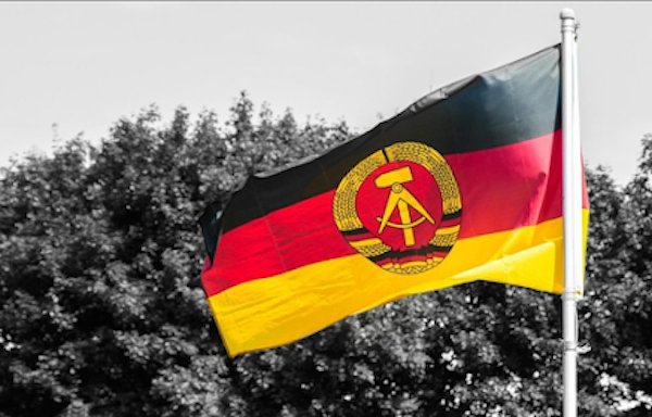 ForadeMapa's tweet photo. Hai 36 anos desaparecía un estado do mapa de Europa. A Rep. Democrática de 🇩🇪  (a do leste) establecida no 1949, disolvíase e o seu territorio integrábase na República Federal.

Desde aquela, este día é celebrado no país como o día da unidade 🇩🇪 https://t.co/VE3XCAjxv4