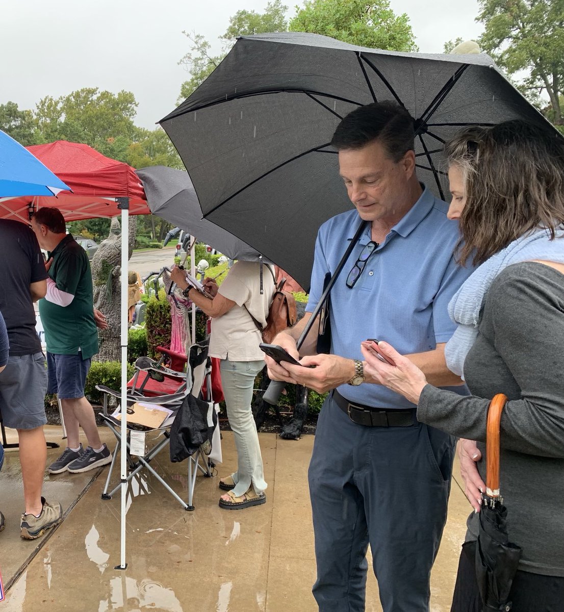 caraathome's tweet photo. So much fun this morning with the Save Dallas City Hall petitions. We didn't know if folks would show up in the rain, but we had a steady stream and even more signers than yesterday! Folks are FIRED UP to Save City Hall &amp; Bust the Bond! Happy Halloween!
@savecityhall
@bustthebond https://t.co/VzAHylFDMz