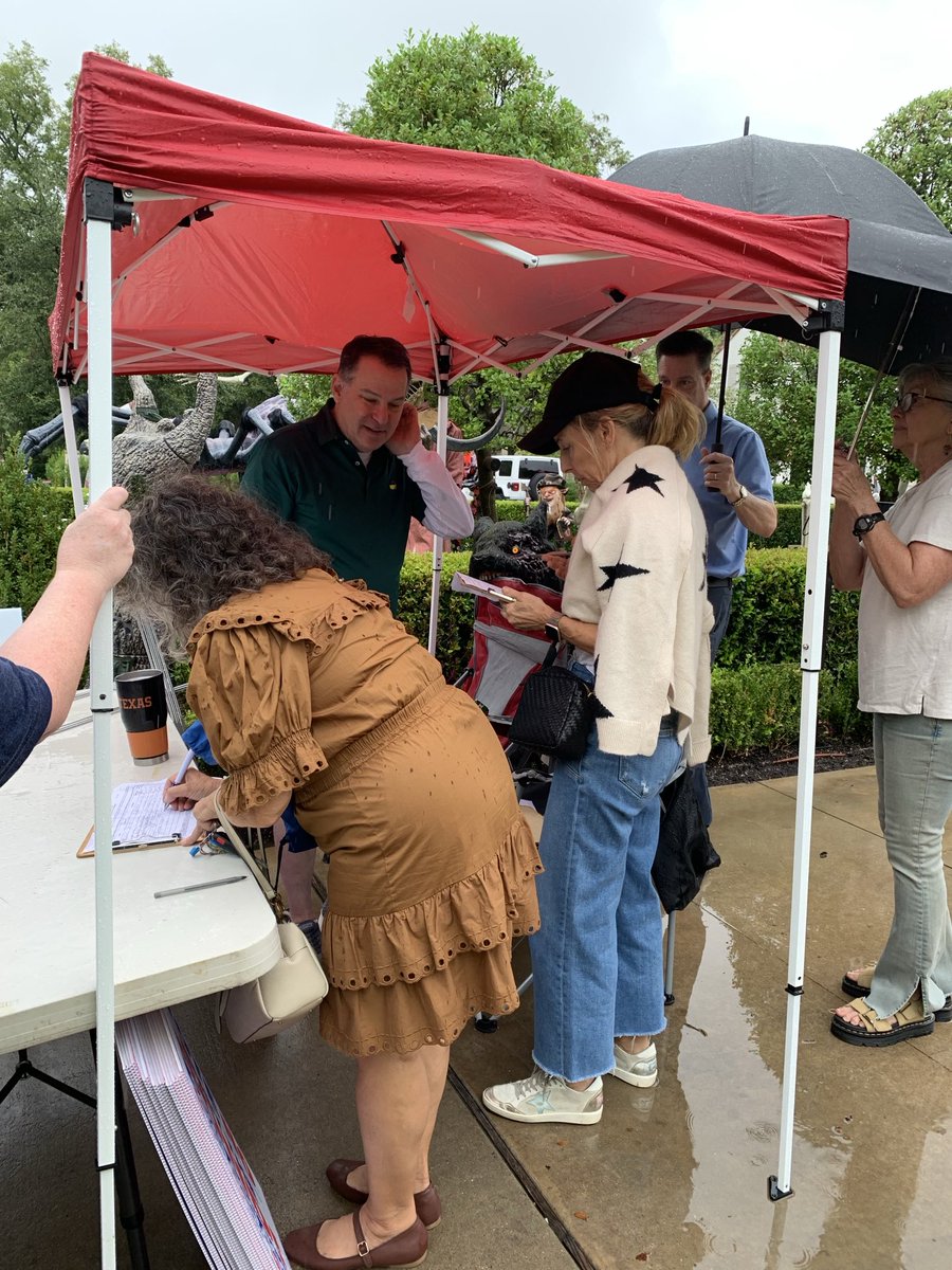 caraathome's tweet photo. So much fun this morning with the Save Dallas City Hall petitions. We didn't know if folks would show up in the rain, but we had a steady stream and even more signers than yesterday! Folks are FIRED UP to Save City Hall &amp; Bust the Bond! Happy Halloween!
@savecityhall
@bustthebond https://t.co/VzAHylFDMz