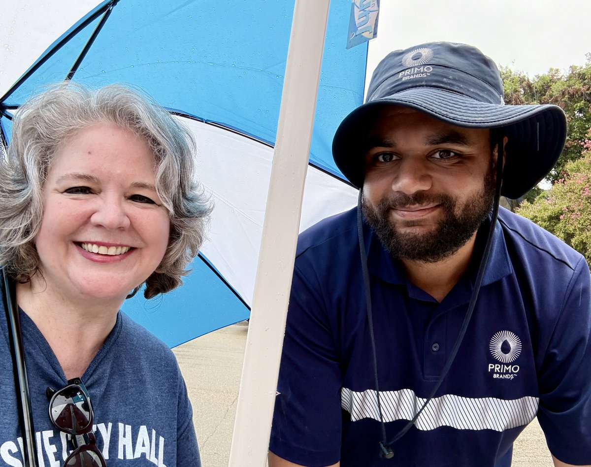 caraathome's tweet photo. So much fun this morning with the Save Dallas City Hall petitions. We didn't know if folks would show up in the rain, but we had a steady stream and even more signers than yesterday! Folks are FIRED UP to Save City Hall &amp; Bust the Bond! Happy Halloween!
@savecityhall
@bustthebond https://t.co/VzAHylFDMz