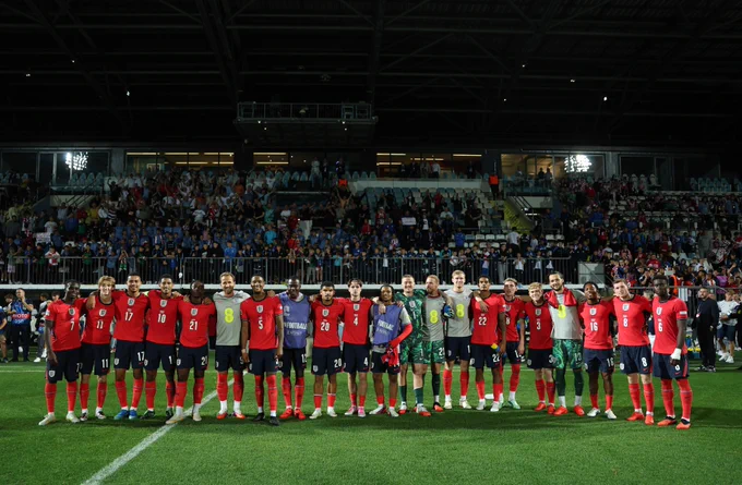 The England squad pose for an image with the 100 England fans in Croatia.
