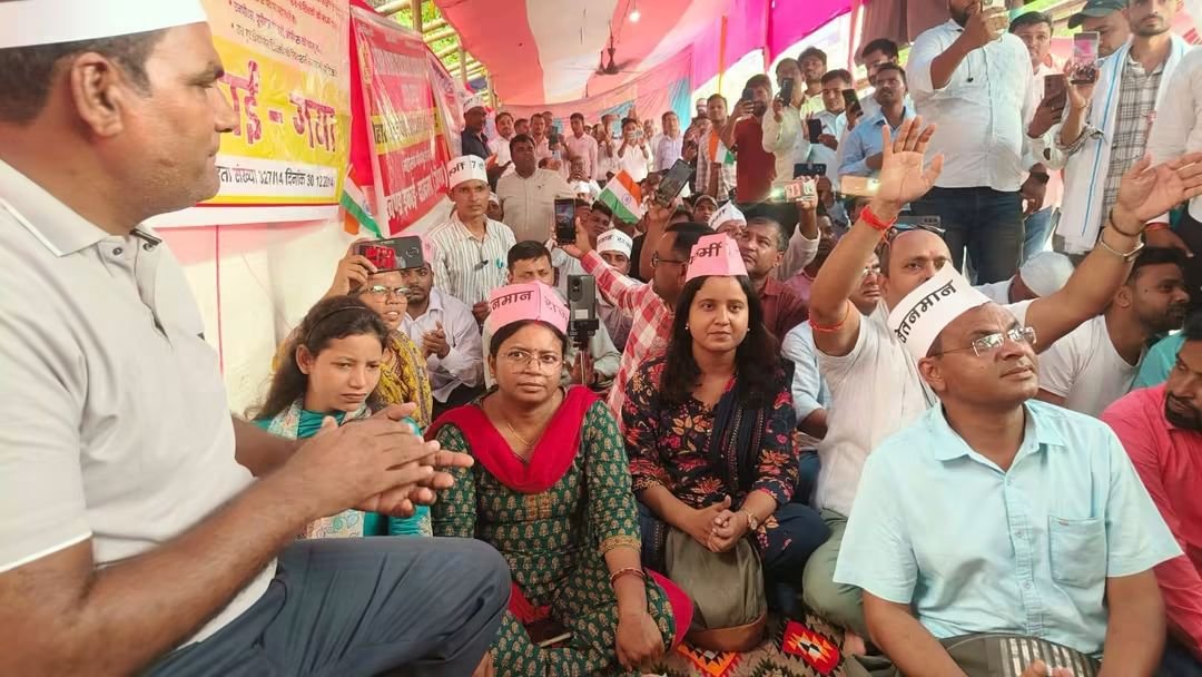 afaquemlc's tweet photo. पटना में 7वें वेतनमान की मांग को लेकर आंदोलनरत शिक्षकों के साथ मैं मजबूती से खड़ा हूँ।
सरकार को यह समझना होगा कि शिक्षक अपने अधिकार के लिए सड़क पर उतरने को मजबूर क्यों हैं। जो शिक्षक बिहार की आने वाली पीढ़ियों का भविष्य तैयार करते हैं, उनकी जायज़ मांगों को अनदेखा करना उचित नहीं है।
सरकार से मांग है कि तत्काल शिक्षकों से संवाद कर 7वें वेतनमान की मांग पर ठोस निर्णय लिया जाए और आंदोलन का सम्मानजनक समाधान निकाला जाए।

@PrashantKishor @officecmbihar @samrat4bjp @mkrtiwari_bjp @NitishKumar