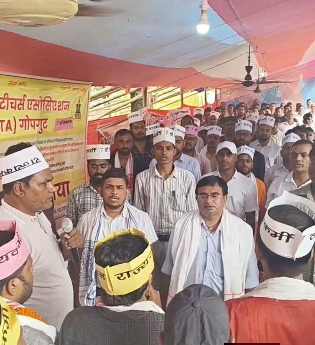 afaquemlc's tweet photo. पटना में 7वें वेतनमान की मांग को लेकर आंदोलनरत शिक्षकों के साथ मैं मजबूती से खड़ा हूँ।
सरकार को यह समझना होगा कि शिक्षक अपने अधिकार के लिए सड़क पर उतरने को मजबूर क्यों हैं। जो शिक्षक बिहार की आने वाली पीढ़ियों का भविष्य तैयार करते हैं, उनकी जायज़ मांगों को अनदेखा करना उचित नहीं है।
सरकार से मांग है कि तत्काल शिक्षकों से संवाद कर 7वें वेतनमान की मांग पर ठोस निर्णय लिया जाए और आंदोलन का सम्मानजनक समाधान निकाला जाए।

@PrashantKishor @officecmbihar @samrat4bjp @mkrtiwari_bjp @NitishKumar