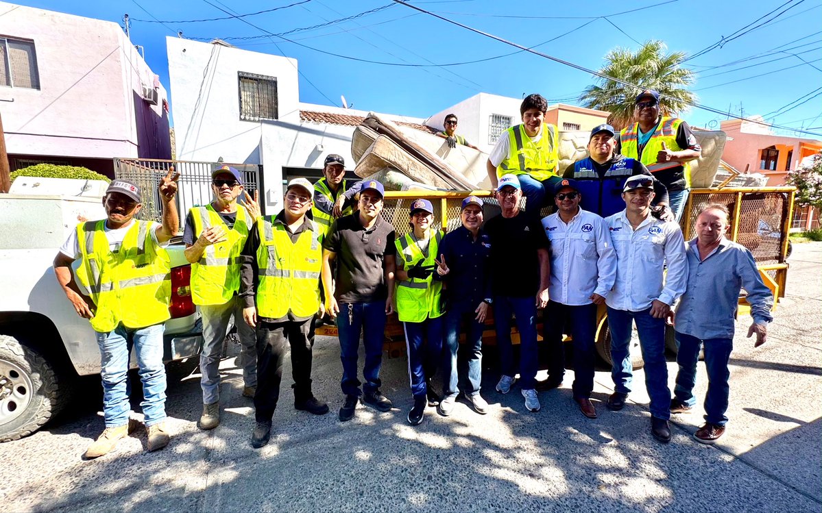LuisEstevane's tweet photo. En Villas del Pitic siendo útiles para los Hermosillenses. Acompañamos a @GildardoReal en una jornada de descacharre en beneficio de la colonia.

@AccionNacional es una herramienta de los ciudadanos! Esa es la mejor forma de hacer política.

#DefenderLaH #NiUnPasoAtrás https://t.co/fiLXaON4oc