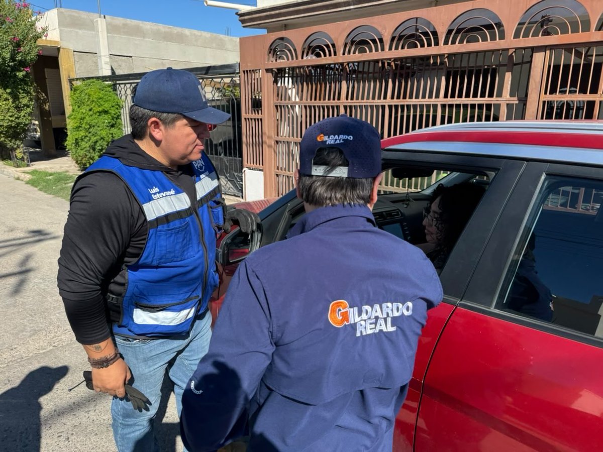LuisEstevane's tweet photo. En Villas del Pitic siendo útiles para los Hermosillenses. Acompañamos a @GildardoReal en una jornada de descacharre en beneficio de la colonia.

@AccionNacional es una herramienta de los ciudadanos! Esa es la mejor forma de hacer política.

#DefenderLaH #NiUnPasoAtrás https://t.co/fiLXaON4oc