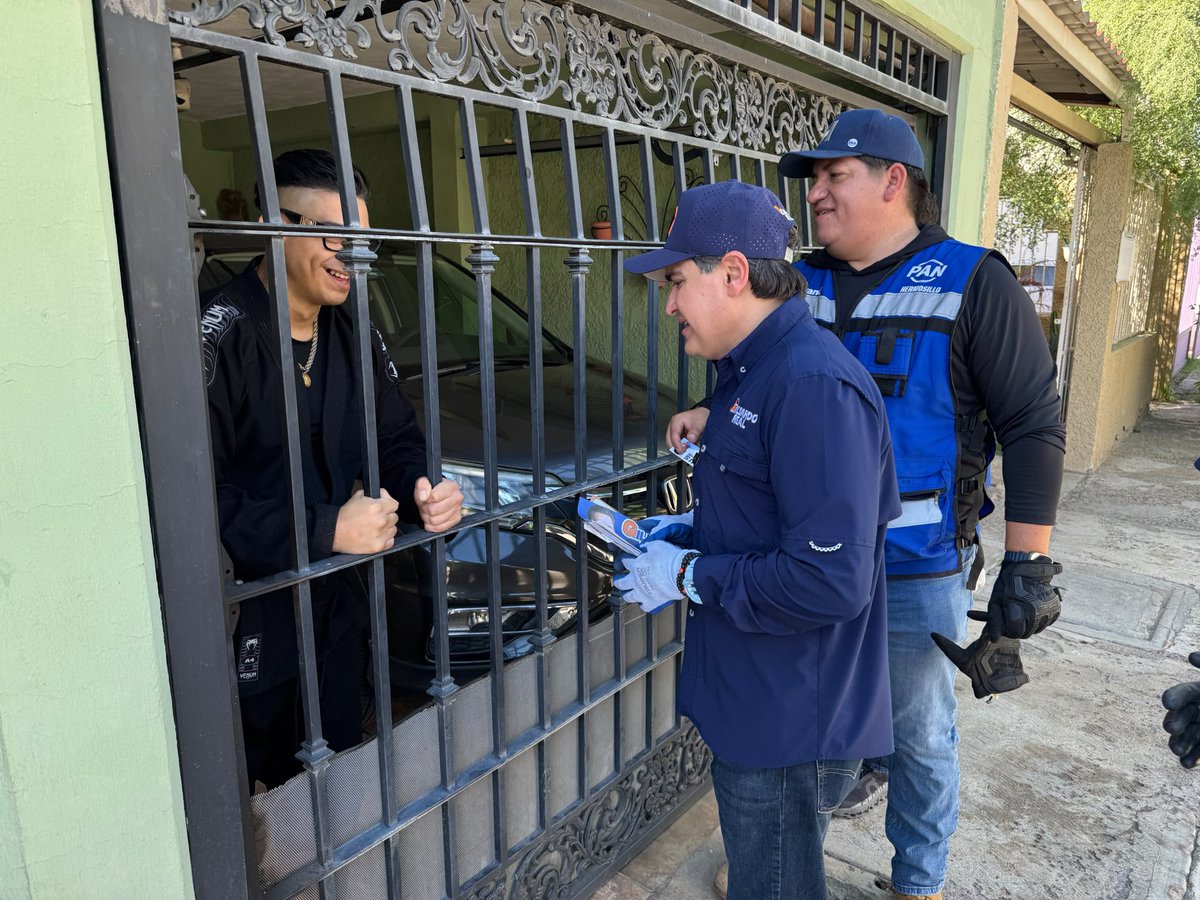 LuisEstevane's tweet photo. En Villas del Pitic siendo útiles para los Hermosillenses. Acompañamos a @GildardoReal en una jornada de descacharre en beneficio de la colonia.

@AccionNacional es una herramienta de los ciudadanos! Esa es la mejor forma de hacer política.

#DefenderLaH #NiUnPasoAtrás https://t.co/fiLXaON4oc