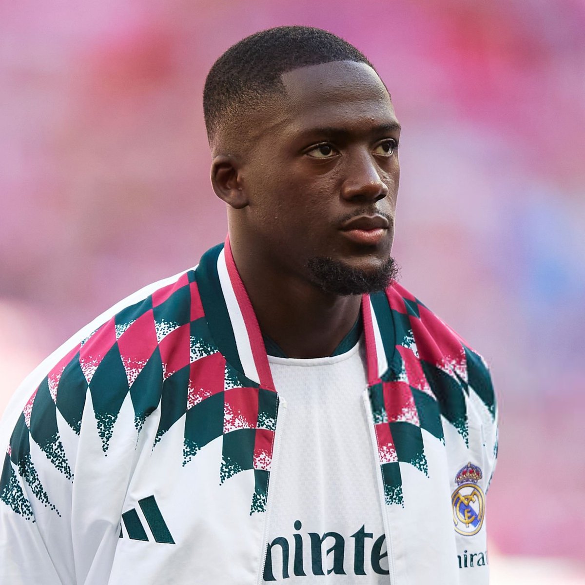 lnstantFoot's tweet photo. 🚨 HÉCATOMBE EN DÉFENSE AU REAL MADRID ! ⚪️🚑

Ibrahima Konaté vient officiellement de déclarer forfait ! Il rejoint Éder Militão et Asencio à l'infirmerie, tandis que Dean Huijsen doit purger sa suspension. ❌

Antonio Rüdiger est le seul défenseur central disponible avant d'affronter Villarreal. Le staff va donc devoir bricoler et devrait se tourner vers Tchouaméni ou Dumfries comme option en défense centrale. 🛡️