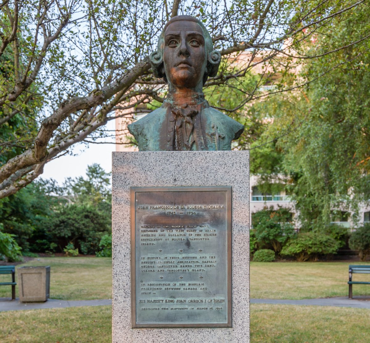 GestasdeEspaNa's tweet photo. Protagonista del día: El defensor de la soberanía española en el Pacífico Noroeste

Juan Francisco de Bodega y Quadra (1744-1794) nació en Lima. Creció en un ambiente ilustrado, con formación temprana en el Colegio Mayor de San Martín, perteneciente a la Universidad de San Marcos. A los diecinueve años viajó a España para entrar en la Real Compañía de Guardias Marinas de Cádiz, graduándose con honores y comenzando una carrera naval que lo llevaría muy lejos.
A lo largo de la década de 1770 participó en varias expediciones al noroeste del Pacífico, partiendo del puerto de San Blas (Nueva España). En 1775 formó parte de la expedición encabezada por Bruno de Heceta, al mando de la goleta Sonora, explorando costas hoy de California, Oregon y llegando hasta latitudes cercanas al Ártico, cartografiando ensenadas, bahías y puertos desconocidos para los europeos. Estos viajes sirvieron para reforzar las reclamaciones españolas sobre esas tierras ante la creciente presencia rusa y británica.
Por su buen desempeño fue nombrado comandante del departamento naval de San Blas en 1780, aunque por cuestiones de salud tuvo que ceder temporalmente el mando. En 1792, durante un momento diplomático clave, fue comisionado como representante español para negociar con el capitán británico George Vancouver la soberanía de la costa del Pacífico Noroeste —Nutka (Nootka)—, donde España mantenía intereses históricos. Bodega defendió los derechos españoles con firmeza, aunque mantuvo relaciones corteses con su interlocutor británico. Las buenas relaciones entre ambos hizo que se pusiera a una isla donde se reunieron el nombre de Isla de Quadra y Vancouver. 
En los últimos años sufrió enfermedades derivadas del clima de San Blas y de las expediciones. Murió en la Ciudad de México en 1794, con alrededor de cincuenta años. 
Su legado es múltiple: cartógrafo preciso, explorador del fin del mundo conocido, diplomático en zonas fronterizas del Imperio español y uno de los marinos más destacados de la Ilustración española. Sus escritos fueron consultadas durante décadas, sirviendo de base para reclamaciones territoriales y conocimiento geográfico, ecológico y cultural.
