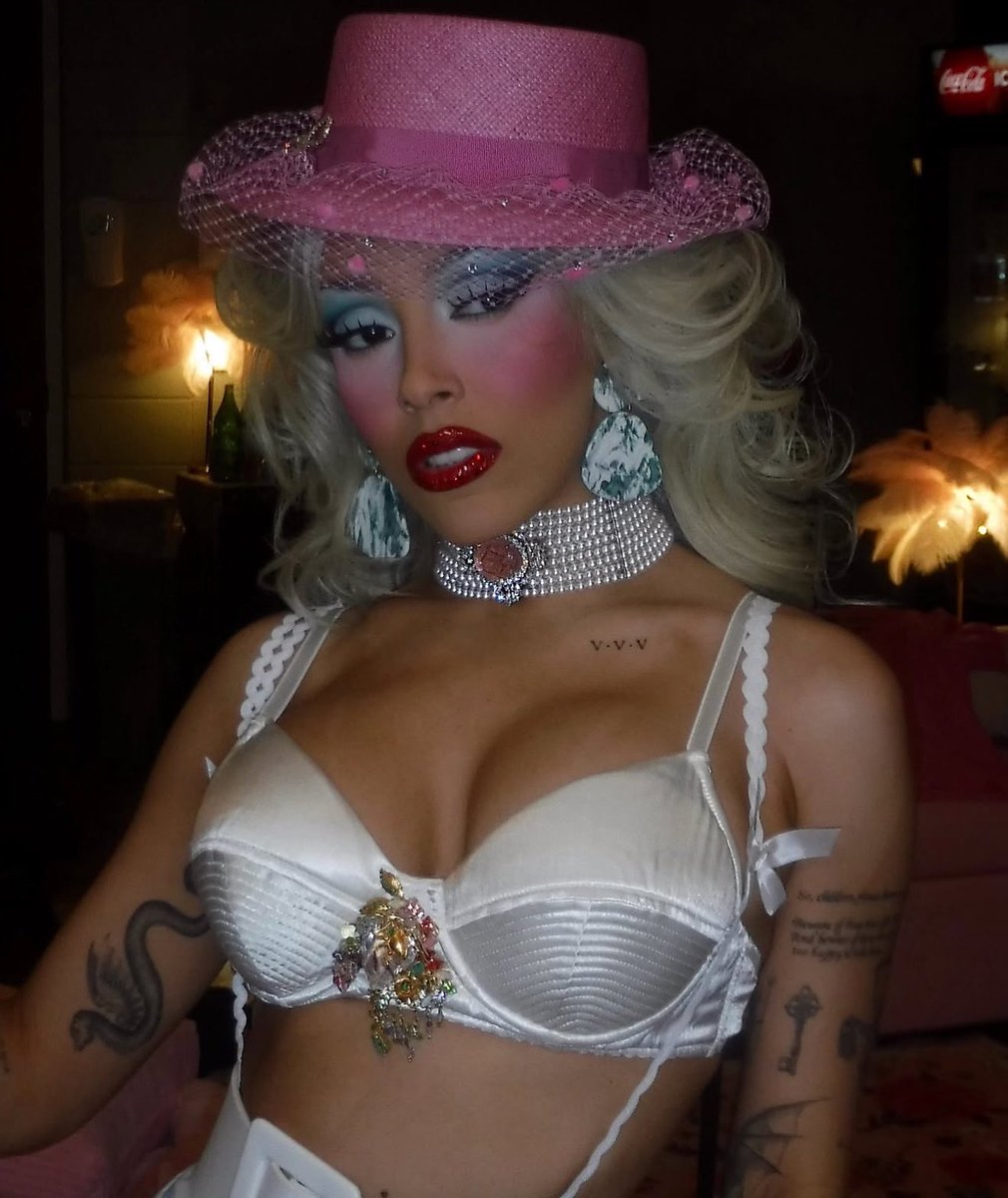 TheKittensRoom's tweet photo. Doja Cat’s glam for #TourMaVie in Detroit! 😍 https://t.co/FFpfzh5WBm
