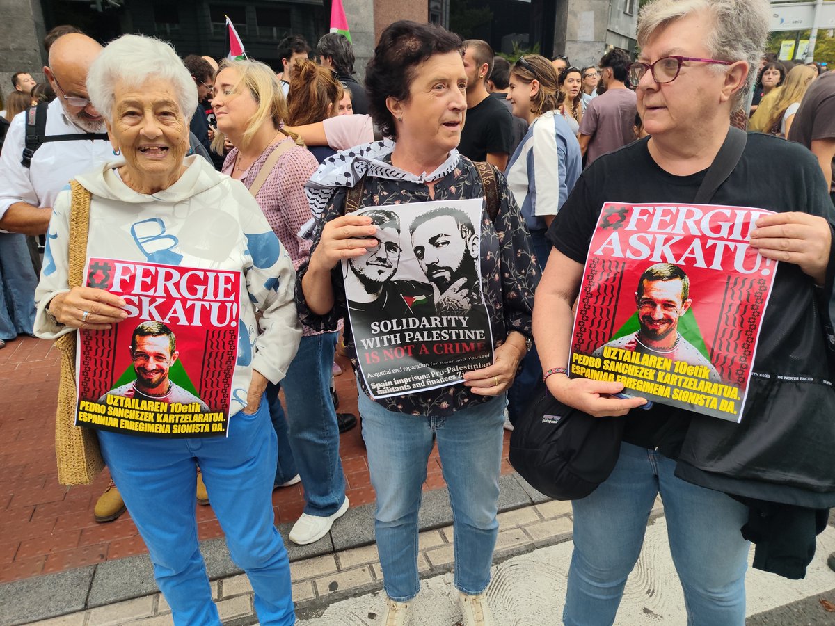 AsierAndYoussef's tweet photo. #Bilbo Gaurko manifestazioan Fergie Chambers, Asier eta Youssefen alde. https://t.co/pISec4EeF3