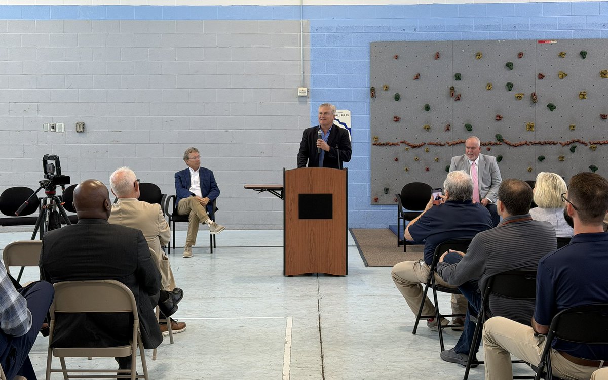 JamesComer's tweet photo. Visited Paducah Cooperative Ministry to learn more about their successful model to help the working poor, celebrated Oscar Cross Boys &amp; Girls Club expansion w/Sen Rand Paul, and spoke at McCracken Co GOP picnic #KY1 https://t.co/GQMce5MxZo