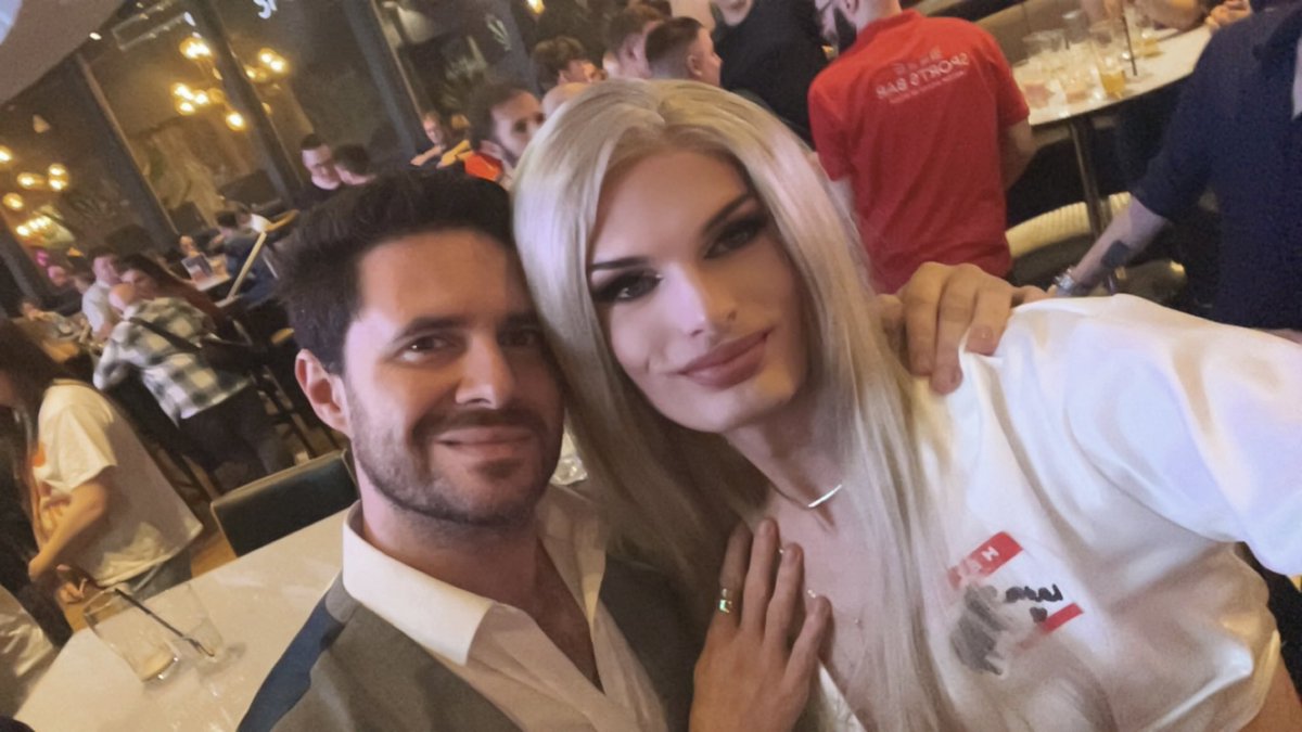 laurable_osrs's tweet photo. forgot to mention i met @JoshStrifeHayes and his waistcoat x https://t.co/Box4mMUZcO