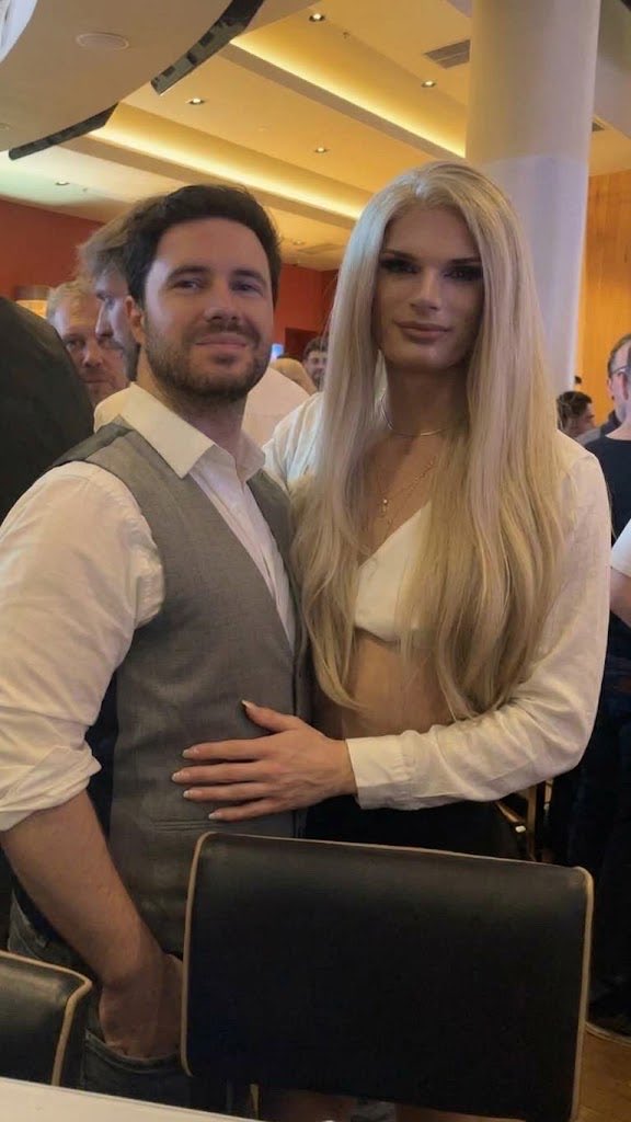 laurable_osrs's tweet photo. forgot to mention i met @JoshStrifeHayes and his waistcoat x https://t.co/Box4mMUZcO