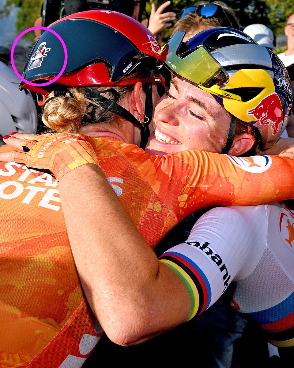 cyclingontnt's tweet photo. This is how you honour your coach 😍🇳🇱

All riders on the Dutch squad at the European Championships raced with a sticker of their national coach, Laurens ten Dam, on their helmets while delivering a perfect team performance. https://t.co/qCxcossmOP